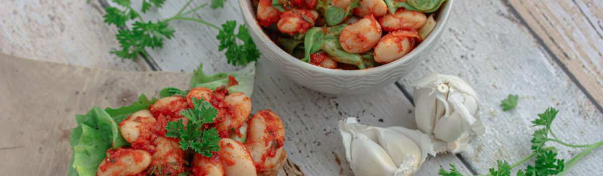 Endiviensalat mit weißen Riesenbohnen und Bruschetta